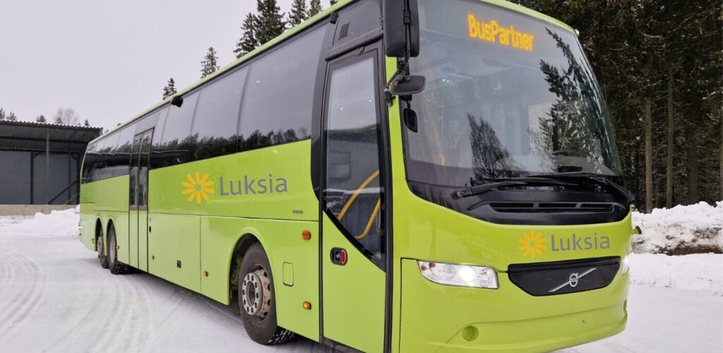 Luksian opetuskäytössä on 59 paikkainen Volvo linja-auto.