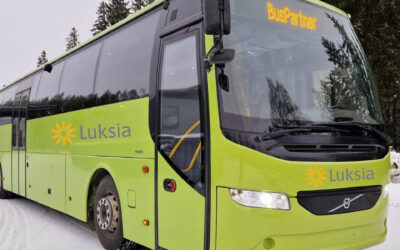 Luksian opetuskäytössä oleva vihreä Volvo linja-auto.